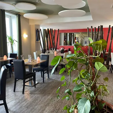 Restaurant La Boule D'or מלון